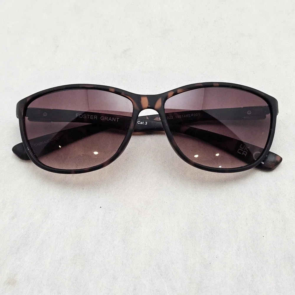 Foster Grant Lot Of 2 Womens Sunglasses Cat Eye Tortoise Glossy Black Gold Trim